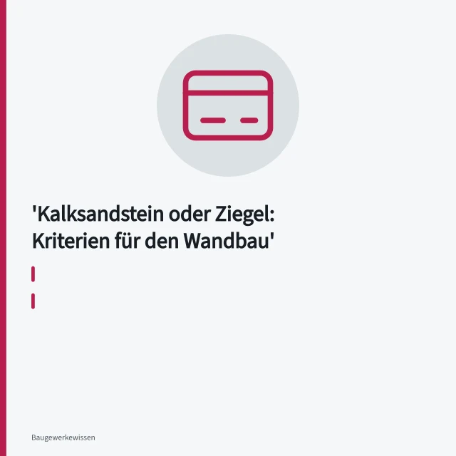 Gestapelte Kalksandsteine und rote Ziegelsteine auf einer Baustelle. Kalksandstein oder Ziegel: Kriterien für den Wandbau